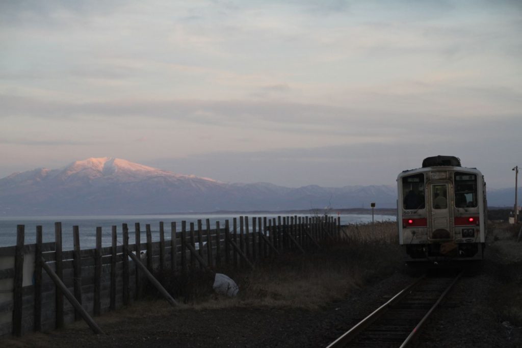 (釧網本線と知床連山)