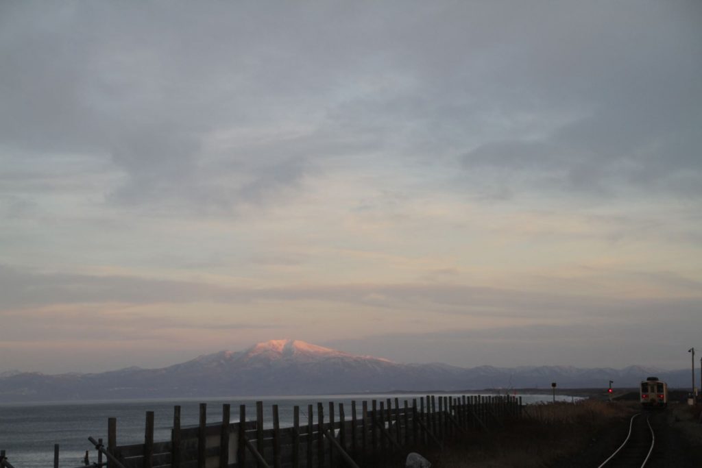 （北浜駅からの知床連山）