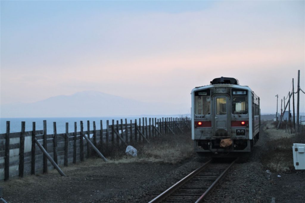 （オホーツク海と知床連山が見える北浜駅)